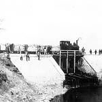 Cukrovarská drážka - vlak na hrázi Žehuňského rybníka (1926)