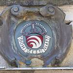 Žehuňská obora - lovecký zámek, erb Kinských nad vstupem (2018)