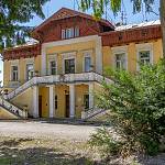 Žehuňská obora - lovecký zámek, severní vstupní průčelí (2018)