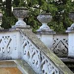 Žehuňská obora - lovecký zámek, detail schodiště (2009)