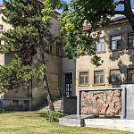 Kolín - bývalé vojenské velitelství před zbořením s pomníkem osvobození, detail (2024)