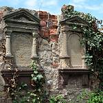 Pozdně klasicistní náhrobky z pol. 19. stol. na západní stěně (2009)