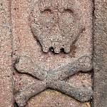 Kouřim - městský hřbitov, starší centrální kříž, detail (2009)