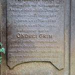 Svojšice - hřbitov u kostela, náhrobek Ondřeje Grima (2017)
