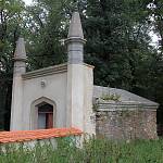 Hrobka na hřbitově (2009)