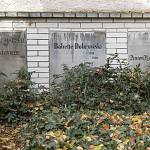 Týnec nad Labem - hřbitov, náhrobník rodiny Harrerovy, náhrodní desky na severní stěně (2017)