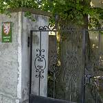 Krakovany - Krakovanská lípa, znak na sloupku hřbitova (2018)