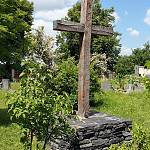 Centrální hřbitovní kříž v Dománovicích (2010)