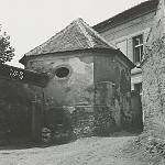 Týnec nad Labem - zaniklá kostnice od východu (před 1960, SOkA Kolín)