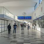 Kolín - železniční nádraží, pohled na prostor kavárny a výstupní části (2019)