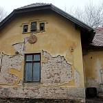 Velký Osek - hájovna Bačov, štít hlavní budovy se znakem Filipa Hohenlohe (2016)