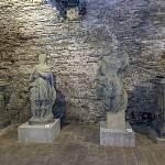 Kolín - městské lapidárium, východní stěna první místnosti se sichami sv. Jana a sv. Floriána a jejich sokly (2018)