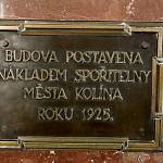 Kolín - bývalá městská spořitelna, pamětní deska (2016)
