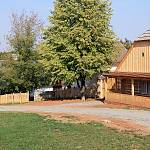 Kouřim-skanzen, usedlost Šperkovna ze Strašic na severní straně vznikající návsi (2016)