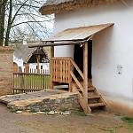 Kouřim - skanzen, usedlost ze Strašic, dvůr se špýcharem z Kornatic (2017)