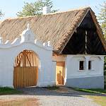 Kouřim - skanzen, stavba usedlosti ze středního Polabí, chalupa a brána z Masojed (2016)