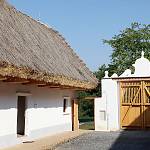 Kouřim - skanzen, stavba usedlosti ze středního Polabí, dvůr (2016)