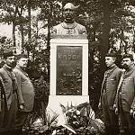 Kolín - památník Františka Kmocha, kolínští sokolové při odhalení památníku (neznámý fotograf, 1913)k