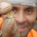 Týnec nad Labem - archeologické nálezy, zlatá keltská mince (foto Tomáš Smrčka, 2015)