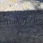 Jestřabí Lhota - centrální hřbitovní kříž, podpis kameníka (2016)