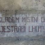 Jestřabí Lhota - pomník padlým, nápis na zadní straně (2016)
