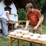 Štolmíř - chlebová pec, Jirka Stuchl připravuje těsto v ošatkách k sázení do pece (2016)