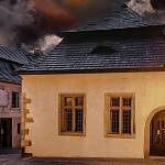 Kolín - Brandlova ulice: Červinkovský dům čp. 27, jižní průčelí v noci (2009)