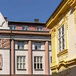 Kolín - Kutnohorská ulice, dům čp. 31 U tří bažantů, setkání s moderní architekturou (2021)
