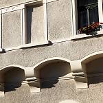 Kolín - Kouřimská ulice, dům čp. 136, boční fasáda s krakorci do ulice Karoliny Světlé (2016)