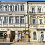 Kolín - Pražská ulice, nároží domu 155 z ulice Na hradbách a dům čp. 1 (2020)