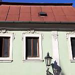 Kolín - ulice Na Hradbách, Rabínův dům čp. 124, detail průčelí (2012)
