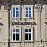 Kolín - Karlovo náměstí, dům čp. 7 U zlaté štiky, detail fasády před nanesením barvy (2017)