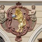 Kolín - Karlovo náměstí, dům čp. 90 U zlatého lva, domovní znamení (2020)