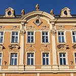 Kolín - Karlovo náměstí, dům čp. 89 U bílé labutě, fasáda (2025)