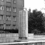 Kolín - bývalý památník V. I. Lenina, podstavec se záchodovou mísou (1990, neznámý autor)
