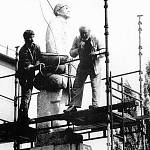 Kolín - památník V. I. Lenina, demontáž (1990, foto Milan Lachman)