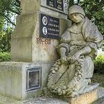 Ovčáry - památník padlým, detail sochy dívky (2025)