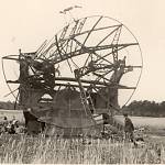 Krakovany - německá radarová stanice KORALLE v květnu 1945, zničená anténa radaru WÜRZBURG-RIESE (SOkA Kolín)