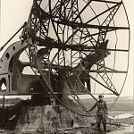 Krakovany - německá radarová stanice KORALLE v květnu 1945, zničená anténa radaru WÜRZBURG-RIESE  (SOkA Kolín)