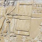 Horní Chvatliny - dům čp. 60, reliéf, vojáci (2017)