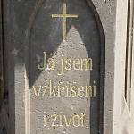 Starý Kolín - hřbitov, centrální hřbitovní kříž, nápis na západní straně soklu (2017)