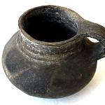 Tlustovousy - archeologické nálezy, džbánek kultury zvoncovitých pohárů (Podlipanské muzeum Český Brod)