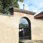 Křečhoř - hřbitov u kostela Božího těla, ohradní zeď s bránou (2017)