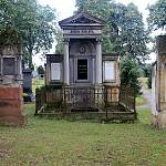 Velim - evangelický hřbitov, hrobka Jana Rumla a jeho rodiny (2017)