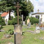 Dobřichov - hřbitov, vstupní brána a bývalá márnice (2017)