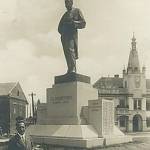 Pečky - památník padlým se sochou T. G. Masaryka, u pomníku stojí autor sochy Ladislav Šaloun (1927)