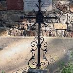 Skramníky - hřbitov, kovaný kříž z roku 1778 (2009)