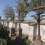 Malotice - hřbitov, řada náhrobků malotických farářů u severní stěny (2017)