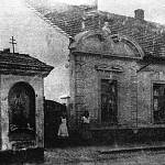 Kolín - zaniklá kaplička sv. Vojtěcha ve Veltrubské ulici (kolem roku 1915, neznámý autor)