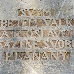Plaňany - památník padlým, nápis na čelní stěně (2018)